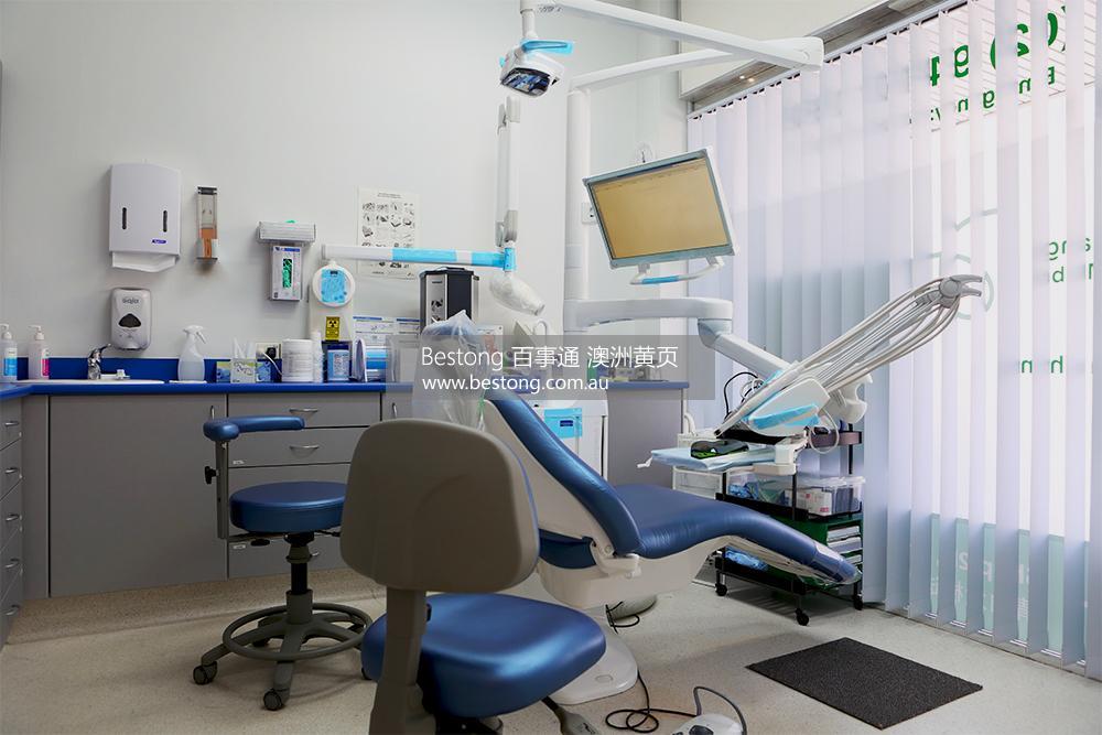 【图片 3】   设备齐全的诊室